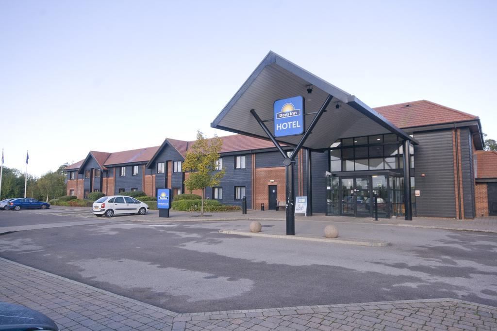 Days Inn Stevenage North Baldock Eksteriør billede